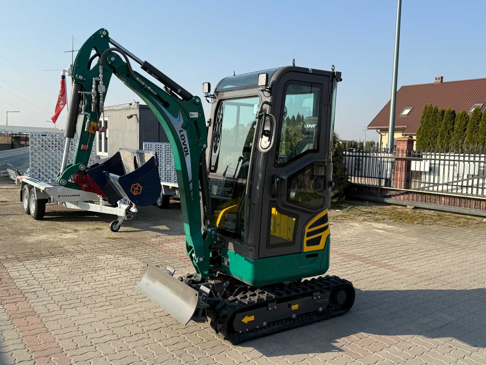 Minikoparka LOVOL FR18E2 z Kabiną i Osprzętem (WAGA:2000kg, 3 łyżki)