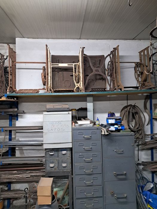 Mesa de máquina costura.