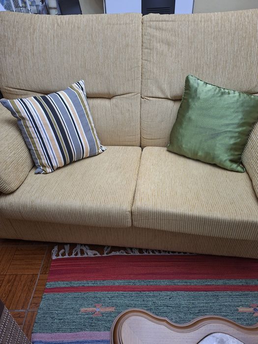 Vendo este    Sofá muito bom. a Bom Preço.