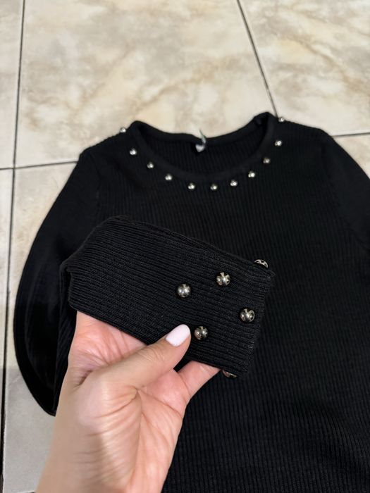 Облягаюча чорна сукня