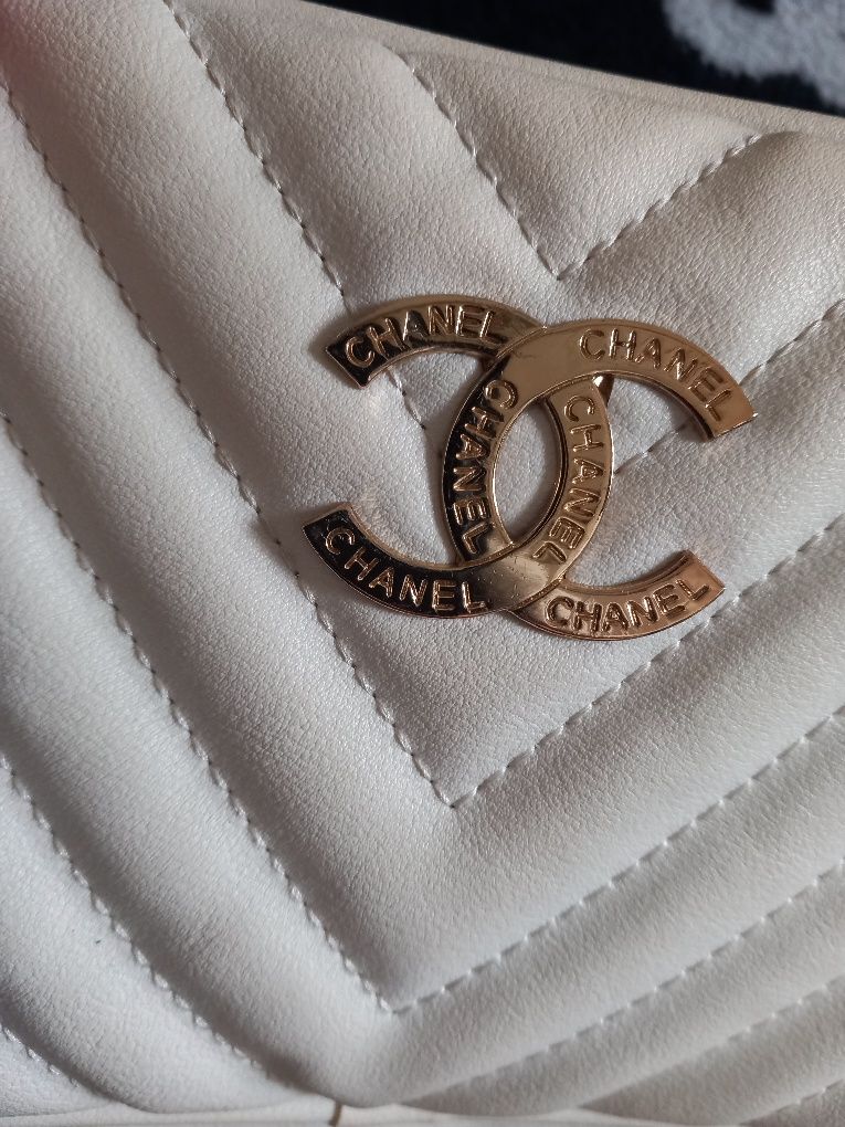 Chanel biala niewielka torebka