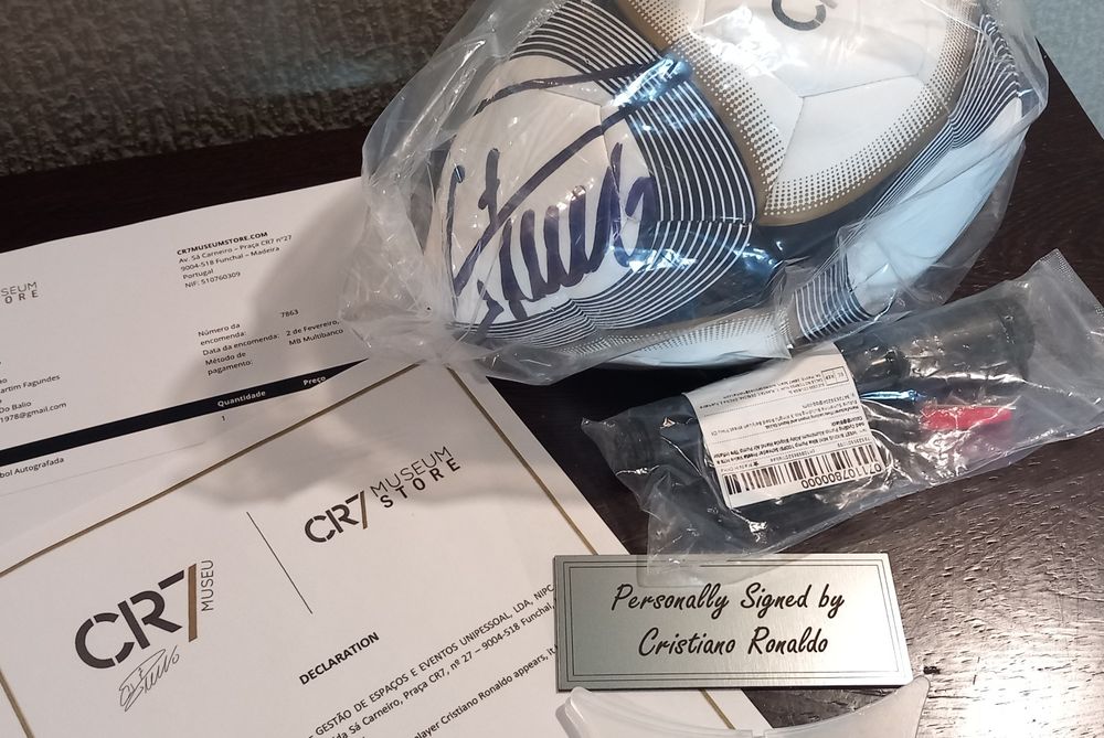 Bola autografada Cristiano Ronaldo e trofeu Euro.