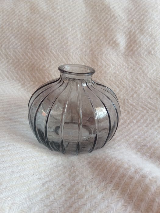 Szary szklany wazonik