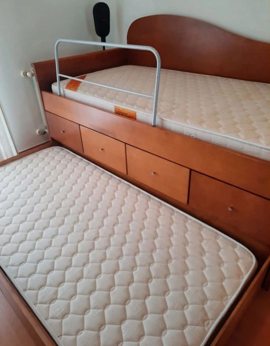 Cama com gavetão e gavetas de arrumação.
