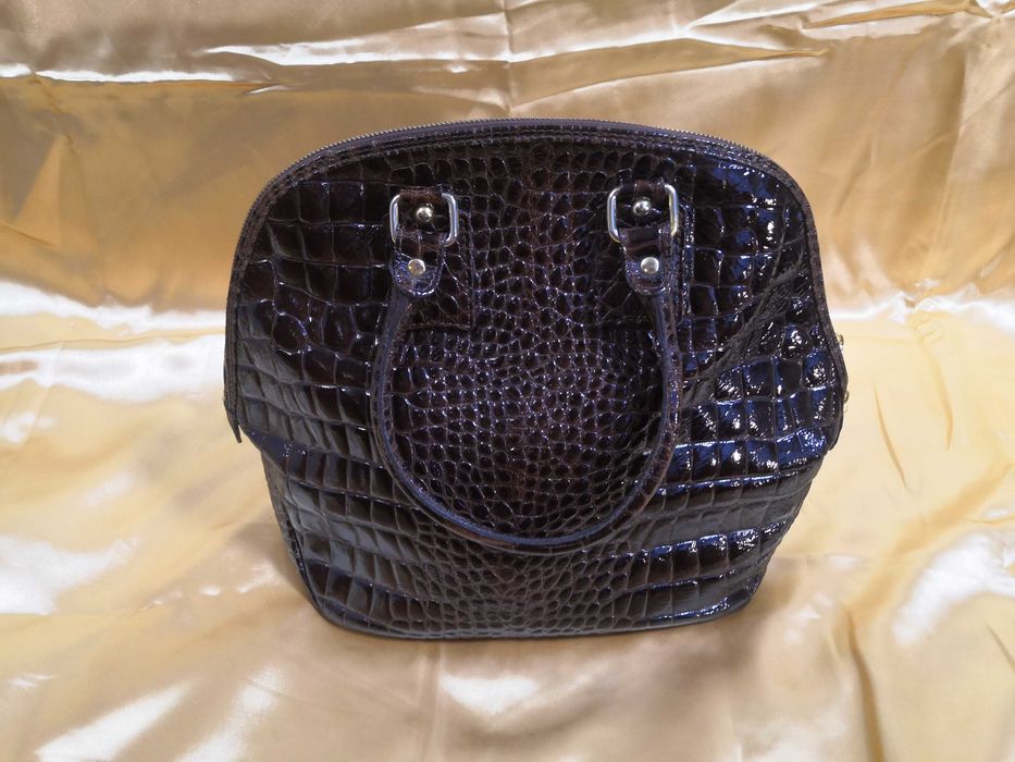 Стильная женская сумка с тиснением под крокодила, в хорошем состоянии.