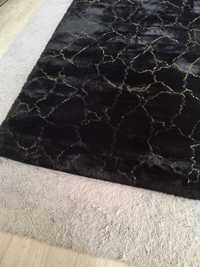 Cudny dywan czarno-złoty. 150x90 cm.