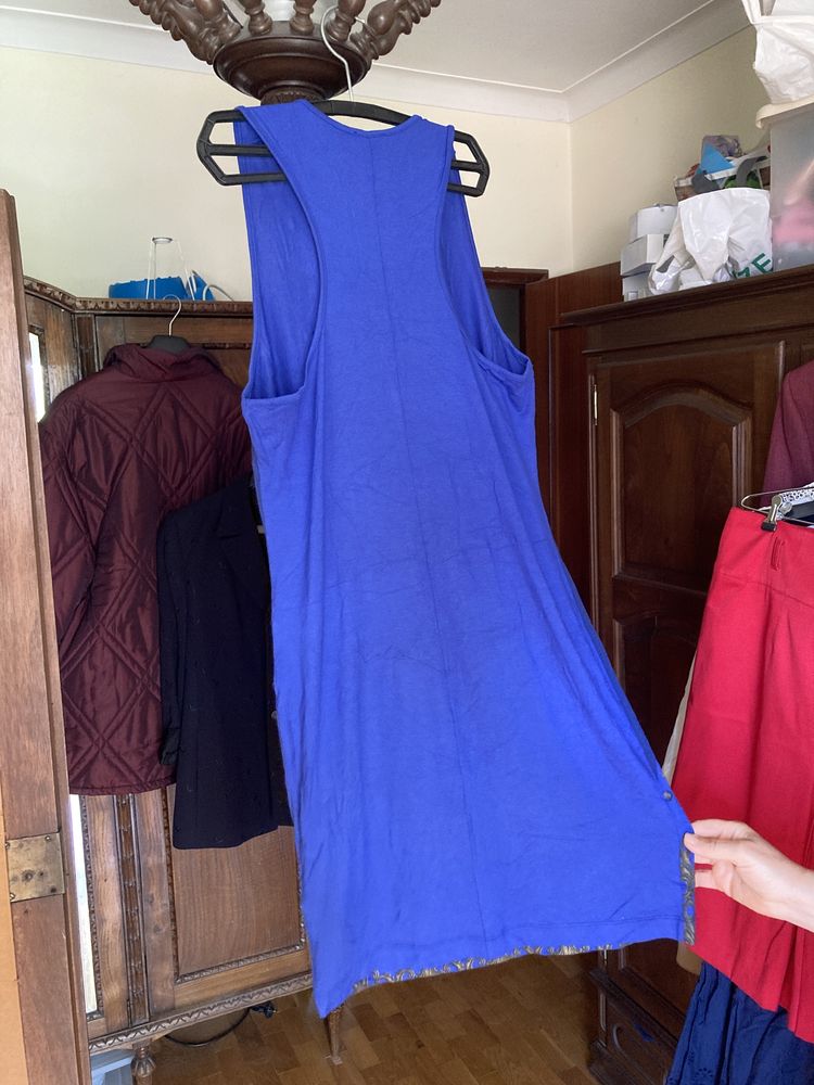 Vestido azul e saia vermelha