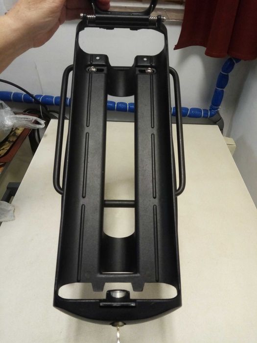 Bagażnik do roweru elektrycznego.