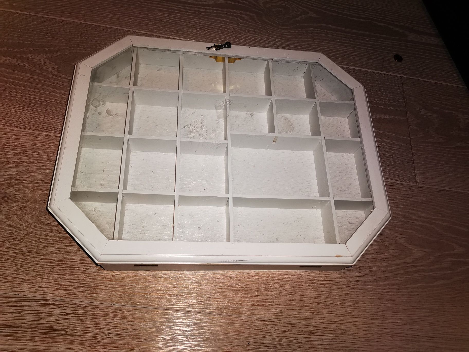 Biała szafka z przegródkami na biżuterię szkatułka 37 x 29 cm