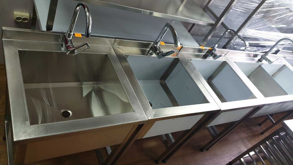 Мийка  з нержавійки , ванна, стелаж ,столи , витяжка. Виробництво.