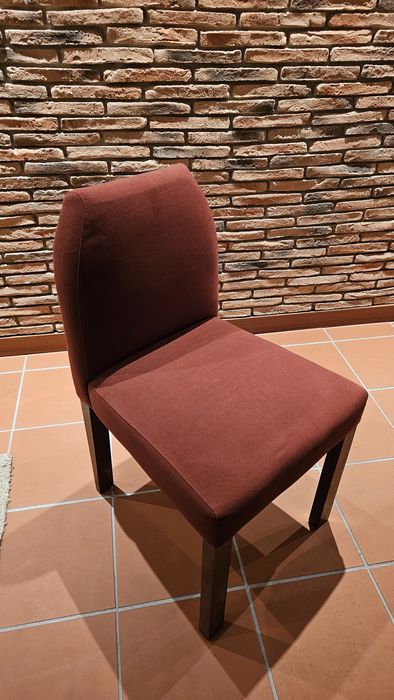 Cadeira estofada em madeira