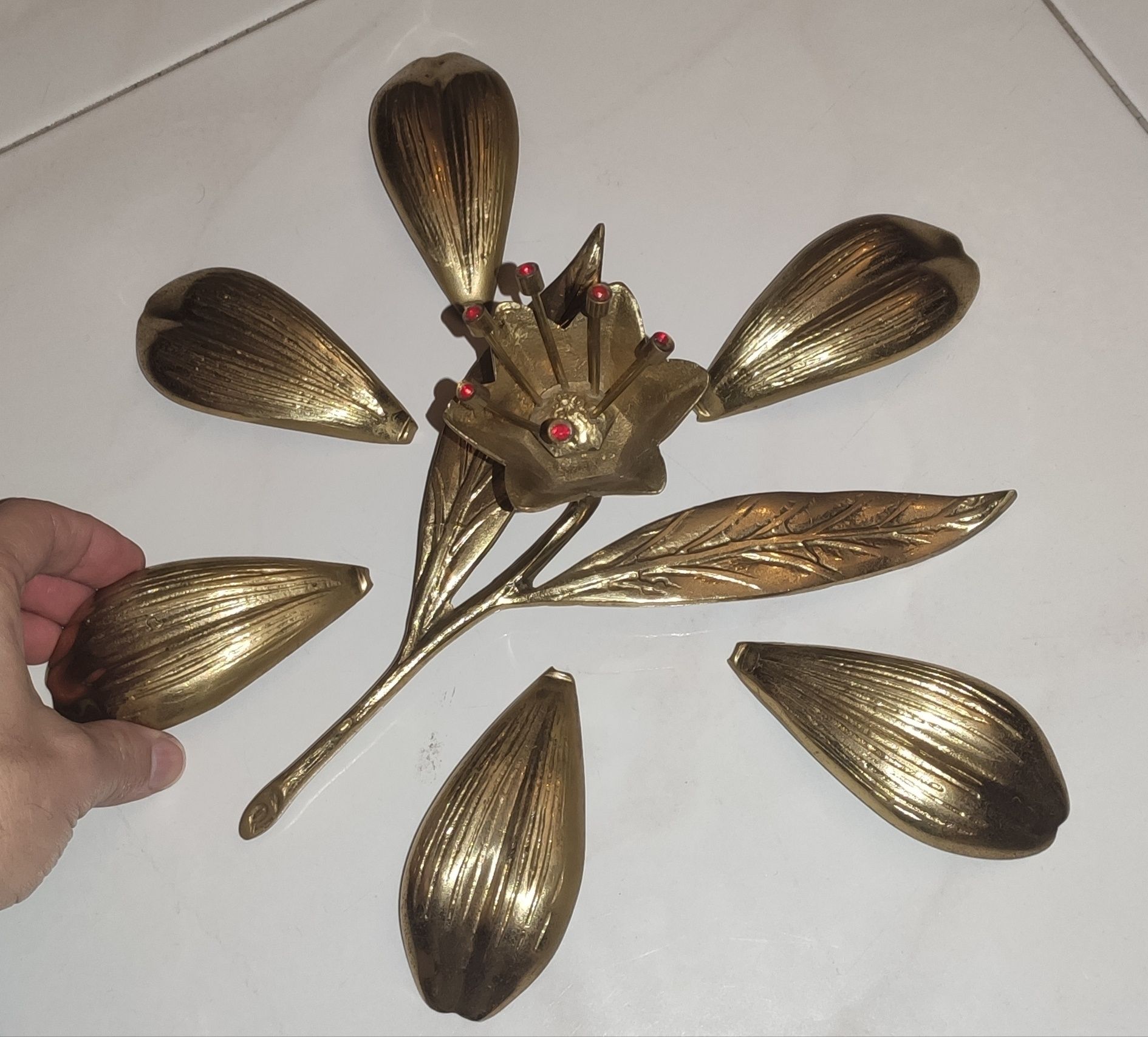 Flor de lótus em bronze para cinzeiro