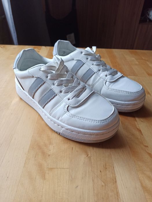 Białe adidasy damskie