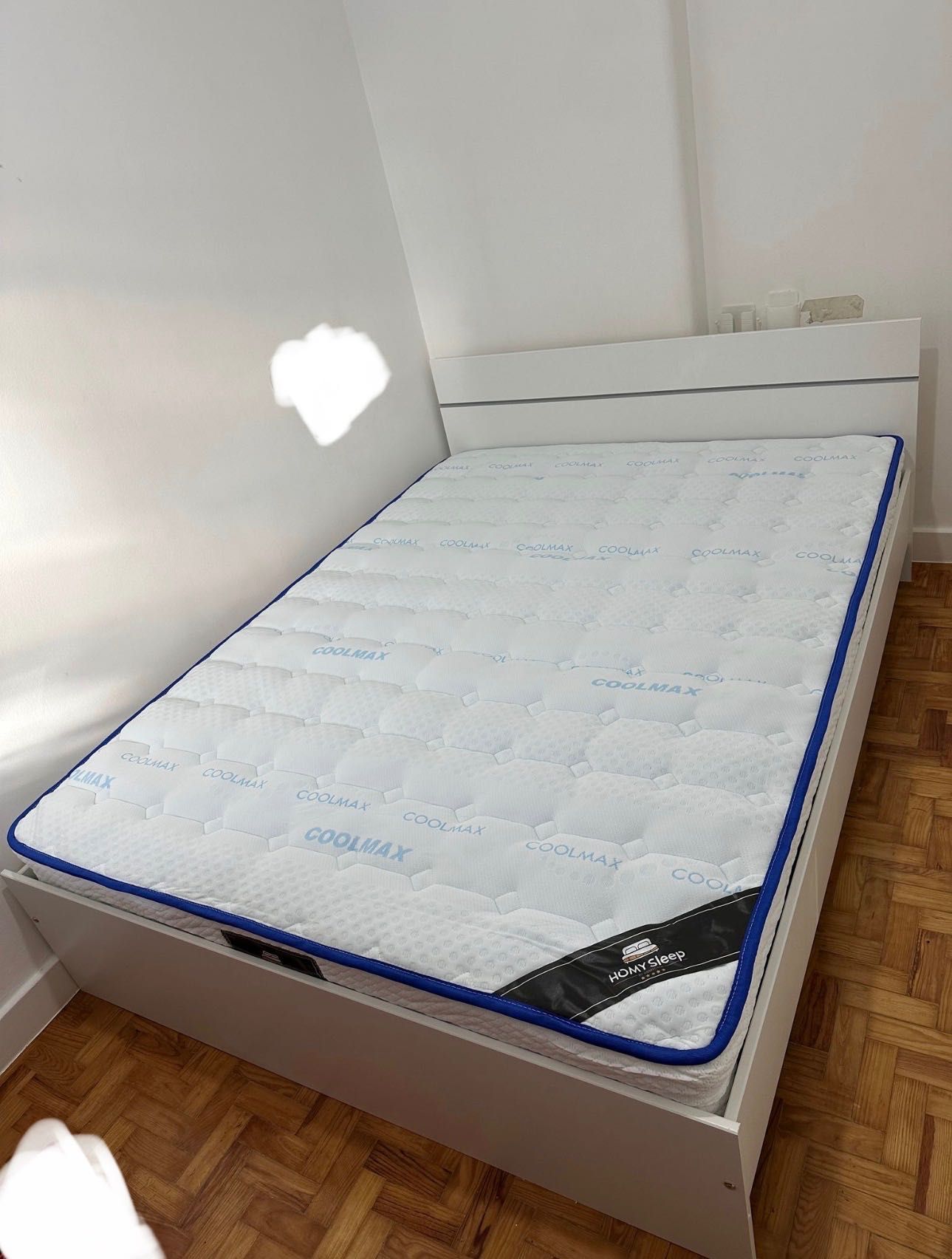 Cama de casal (140 x 190 cm) com colchão de molas, 145 €
