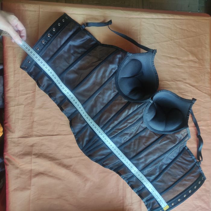 До Гелловіну. Напівпрозорий чорний корсет