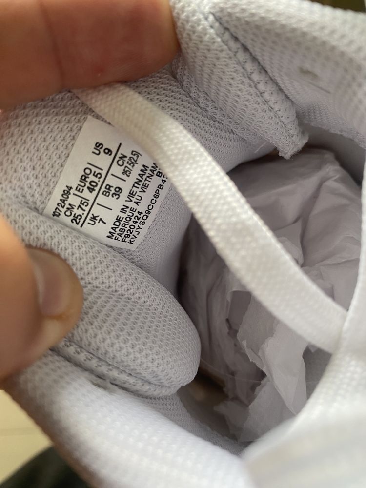 Волейбольні кросівки asics