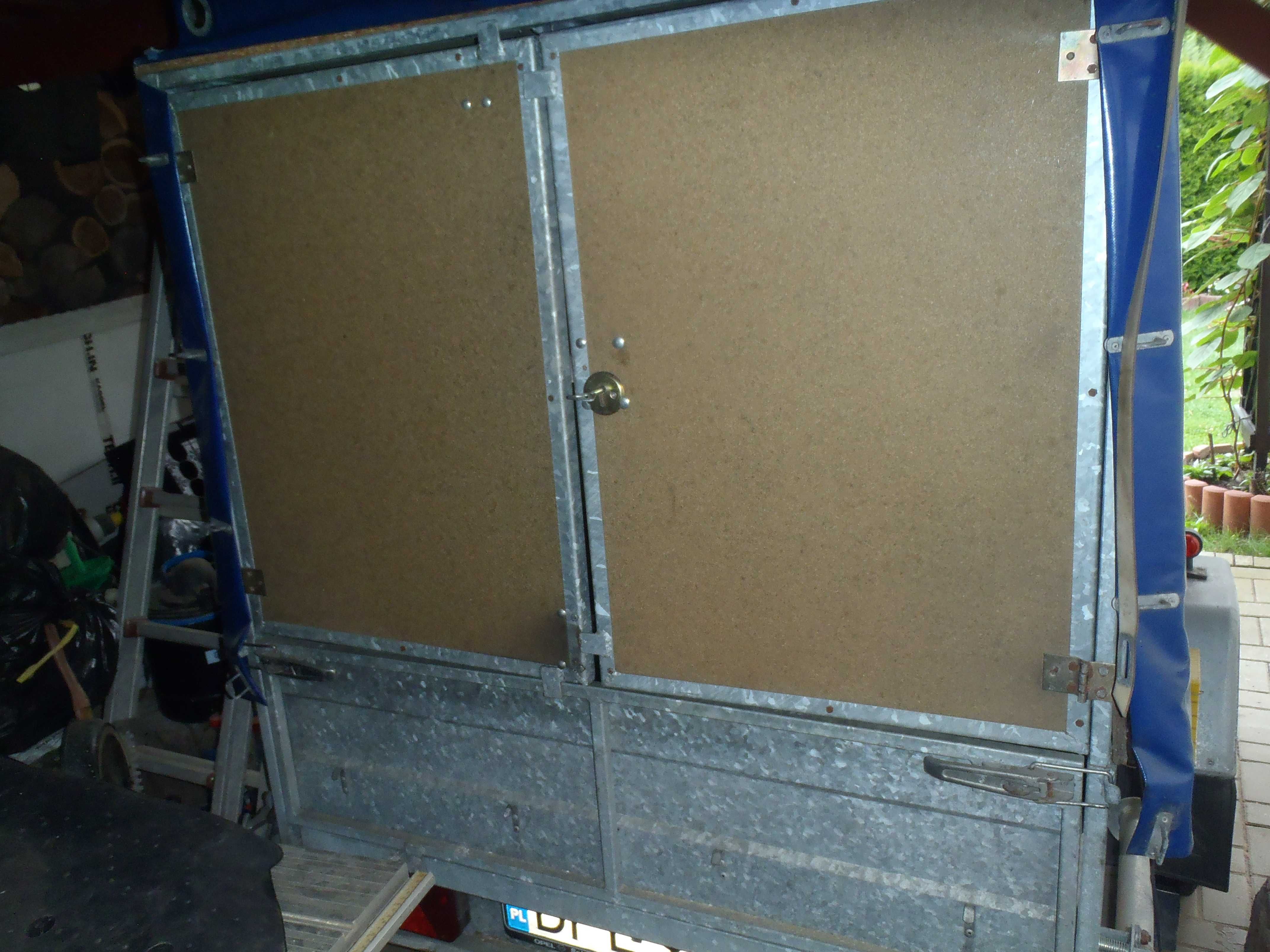 Przyczepa jednoosiowa zabudowana, zamykana na klucz 131cmx238cmx130cm
