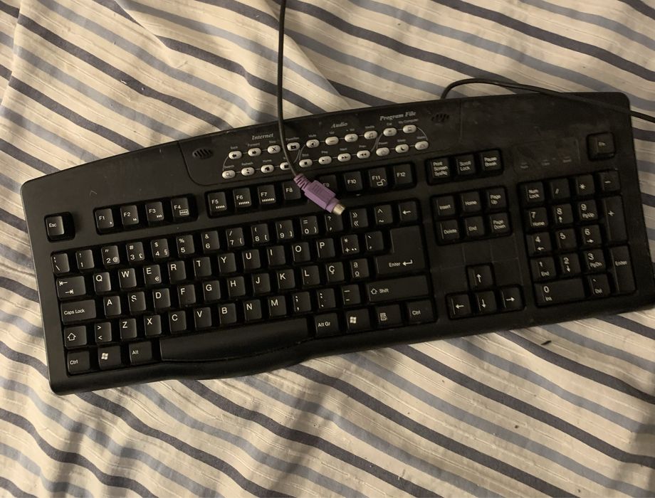 Vários teclados computador