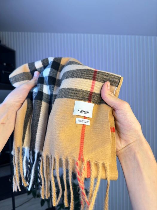 Шарф від Burberry