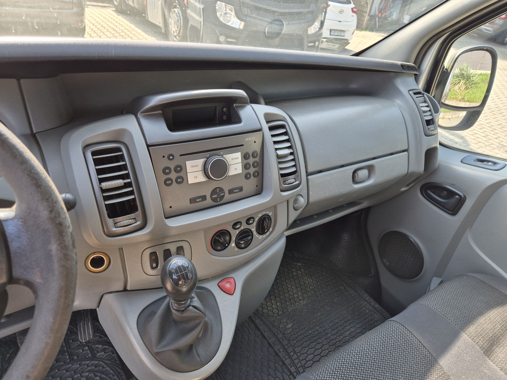 Opel Vivaro L2H2 2.0 cdti 115 KM rok 2007 blaszak