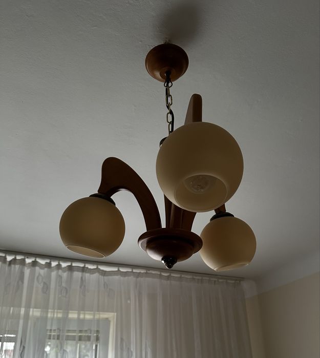 Mały stolik kawowy + żyrandol