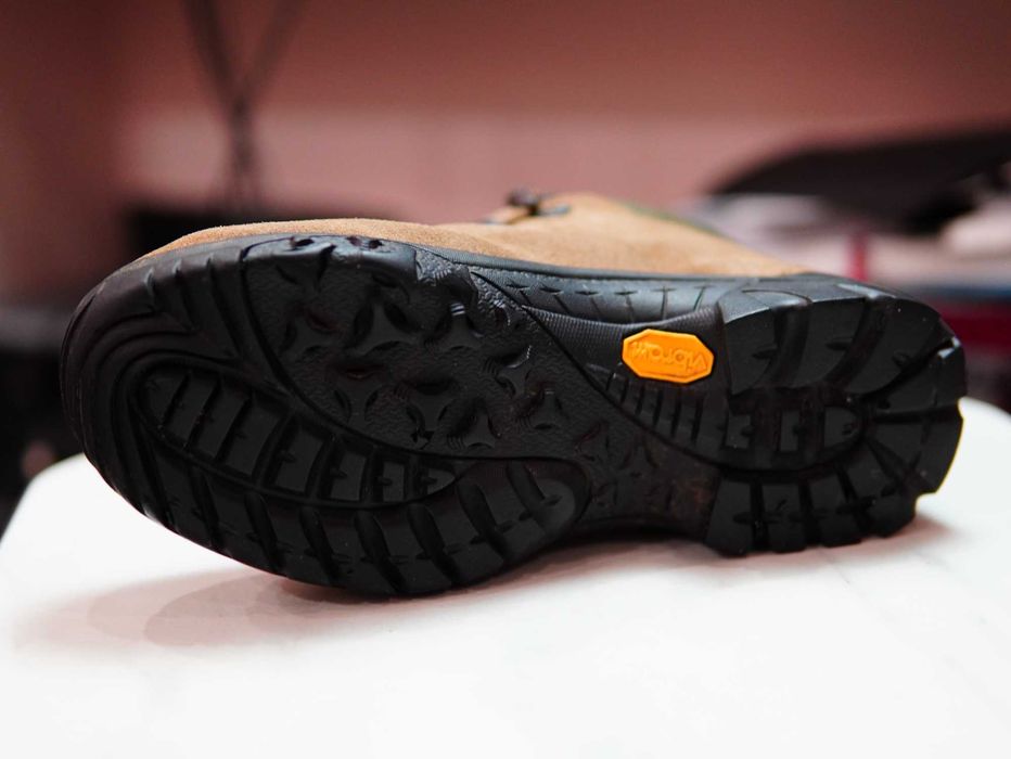 Жіноче трекінгове взуття Event з підошвою Vibram — розмір 38
