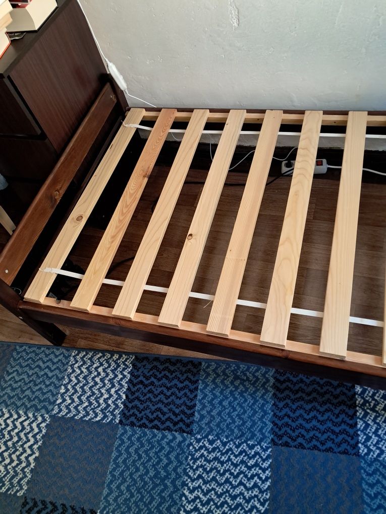 łóżko drewniane brązowe