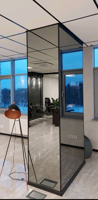 Скляні перегородки душові кабіни двері перила міжкімнатні перегородки