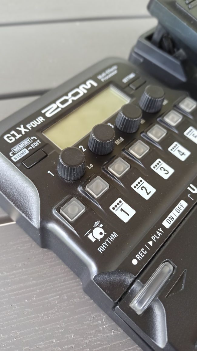 ZOOM G1X FOUR — процесор ефектів + барабани і лупер!