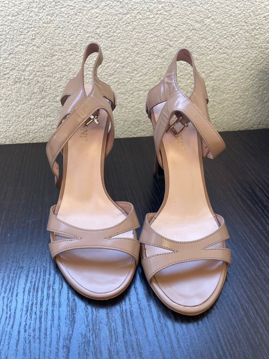 Sprzedam sandały na wysokim obcasie