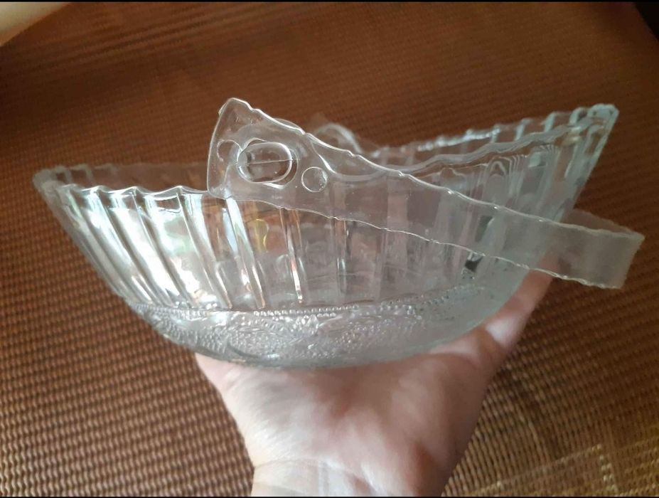 Taça em vidro trabalhado, com asa em plastico
Para desocupar
