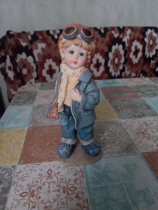 Figurka chłopiec ozdobna