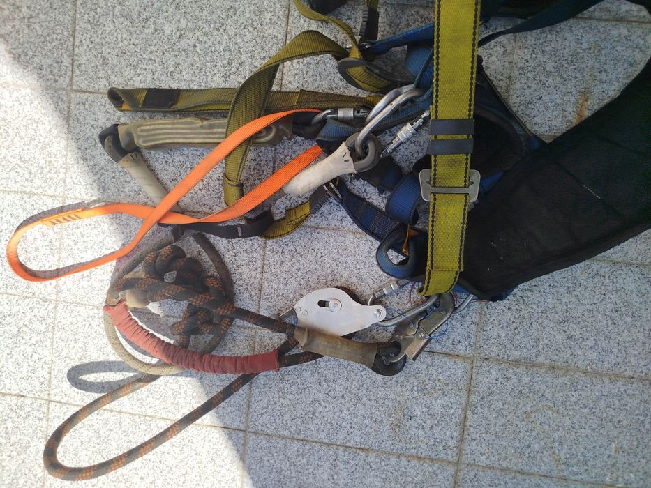 Arnês com absorvador de energia