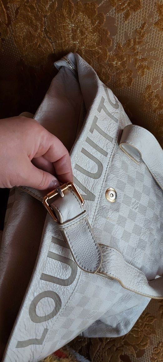 Классная кожаная сумка Louis Vuitton