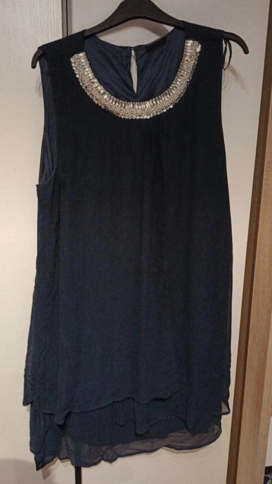 Zwiewna sukienka z ozdobnym dekoltem