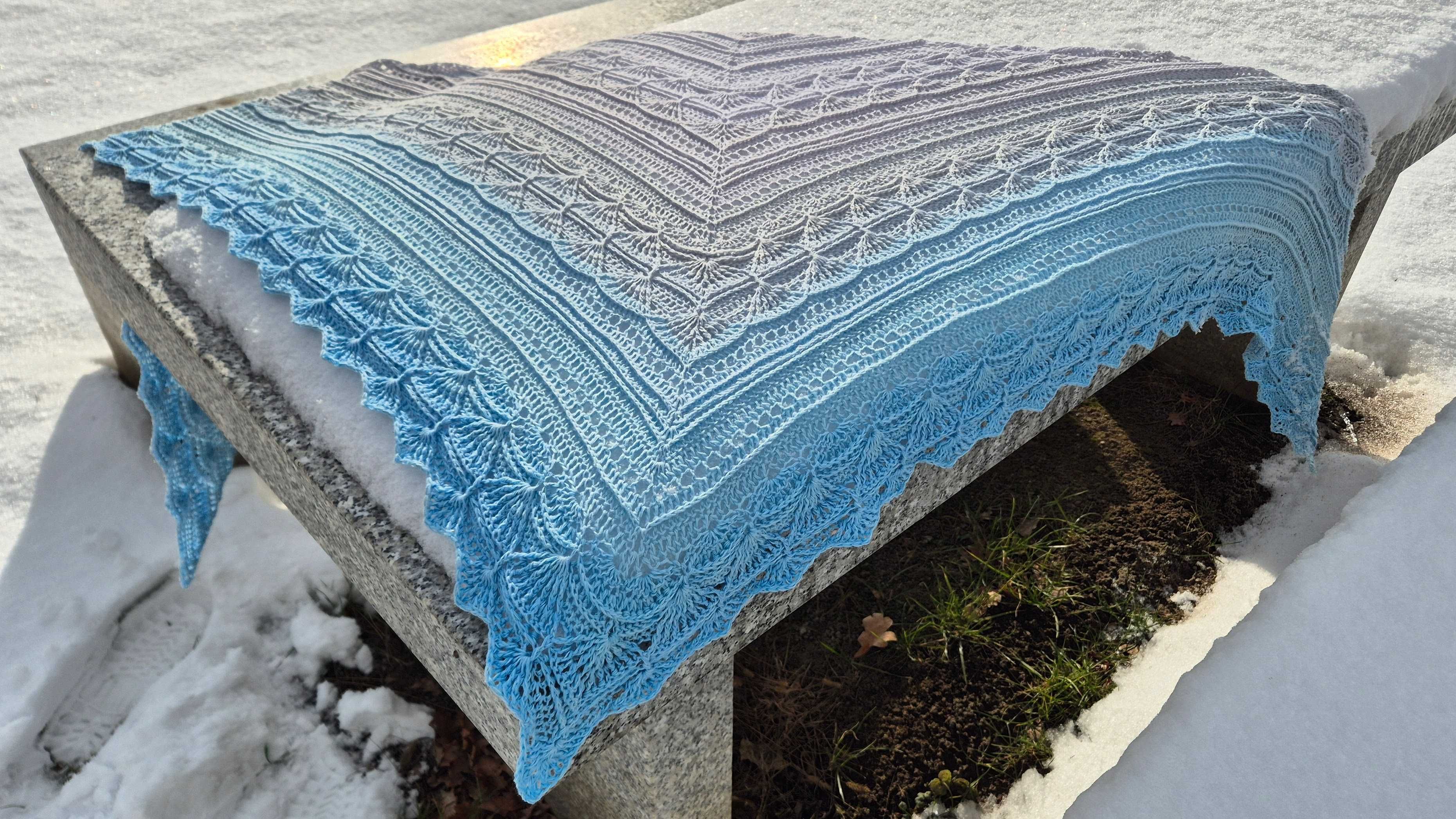 Zachwycająca błękitna piękność - chusta "Marii"  Handmade. 210/140/85