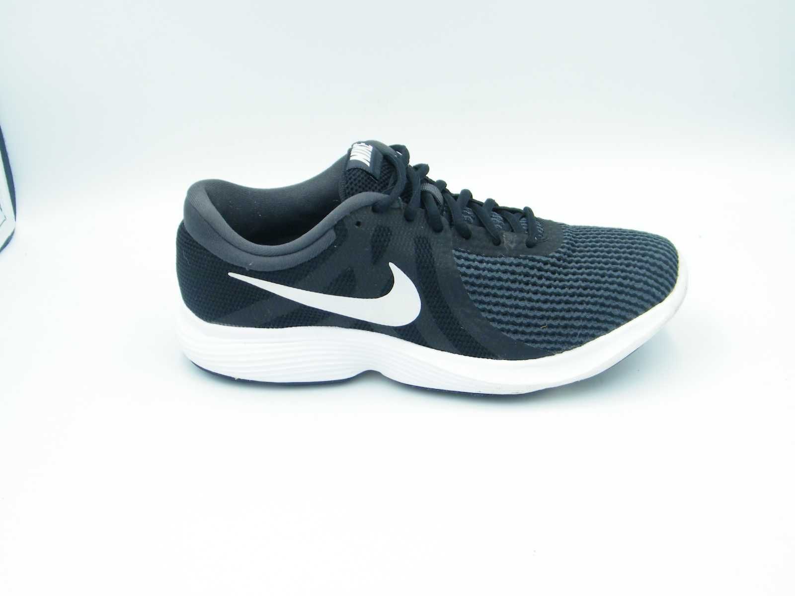 NIKE - Revolution 4