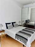 Quarto de casal com TV e varanda campolide