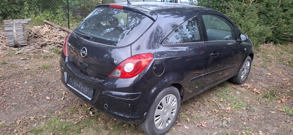 Corsa D  3drzwi 1.2 bezyna z klima cały na cześci