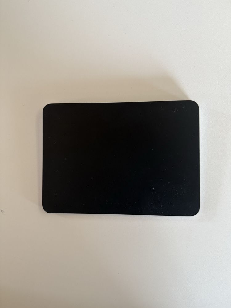 Gładzik Apple Magic Trackpad (USB‑C) – obszar Multi-Touch w czerni