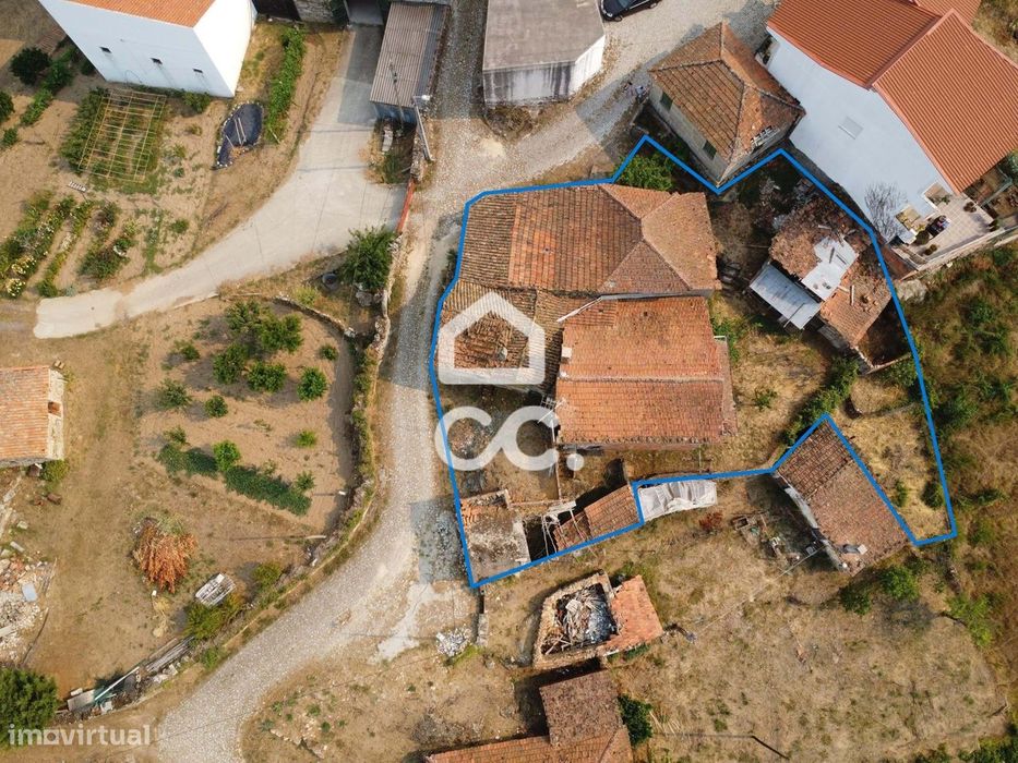Duas moradias para restaurar com terreno envolvente, logradouro e terr