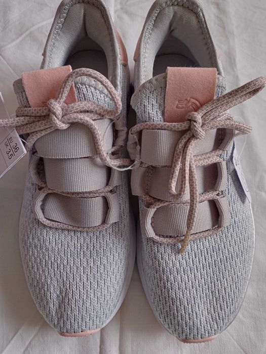 Кросівки жіночі.