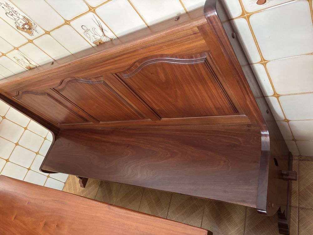Mesa de Madeira com bancos