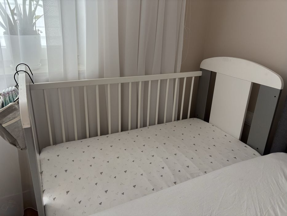 Łóżeczko dziecięce + materac z ochraniaczem .