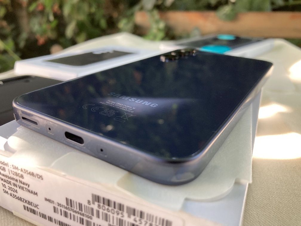 Телефон Samsung A35 6/128 с чеком идеальное состояние