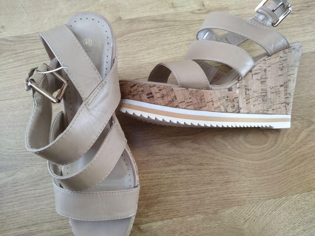 Beżowe nowe buty  sandały na koturnie 40 Jenny Fairy