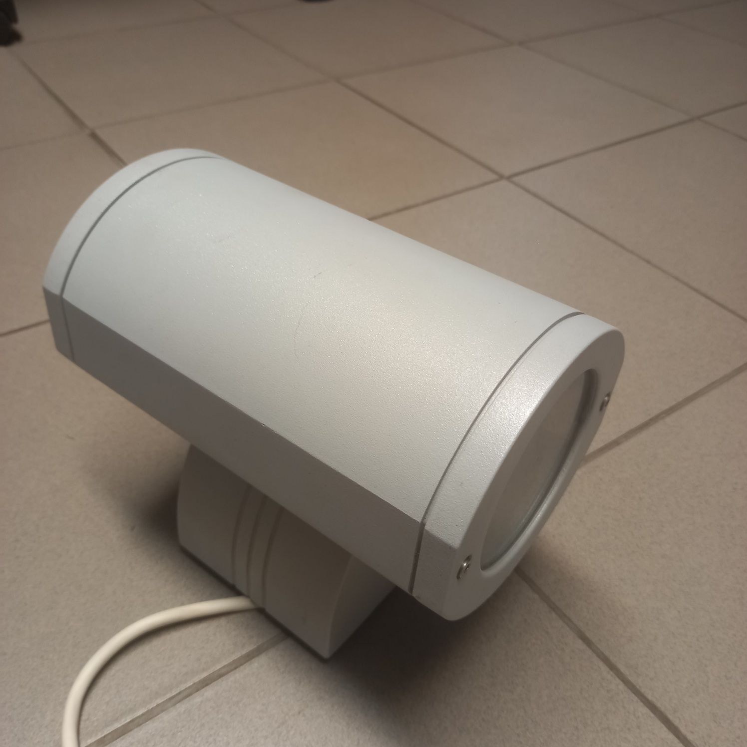 Lampa elewacyjna dwustronna