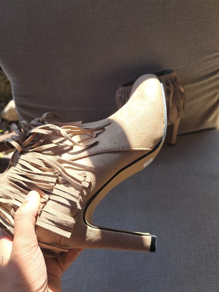 Buty beżowe na obcasie botki 36r