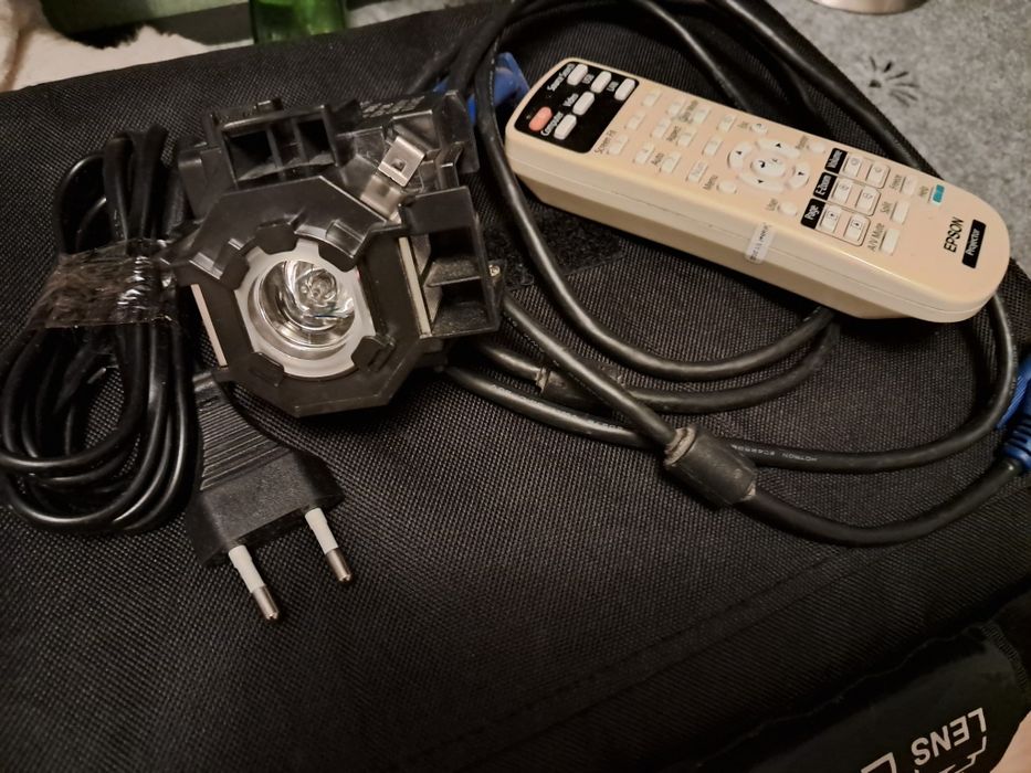 Projektor Epson EB-X6 pilot kable torba
