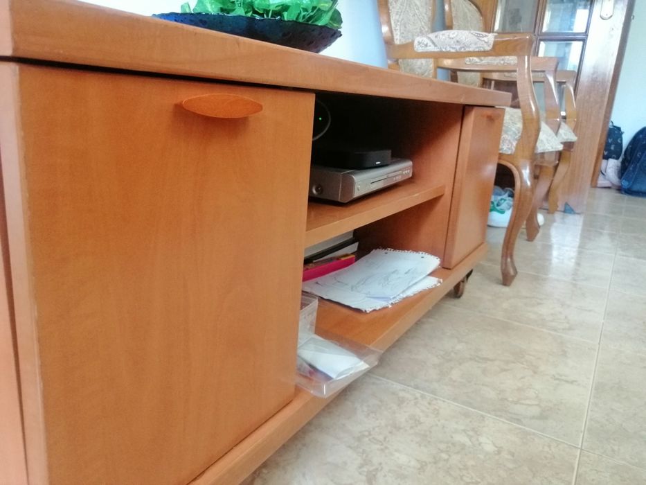 Mesa de TV em madeira com duas gavetas e com  tomada eléctrica